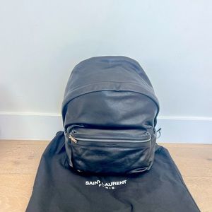 Unisex backpack that’s never been used! Sleek and sexy!